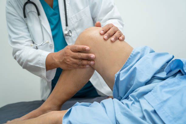 Dr. Sunil Choudhary – Best Knee Replacement Surgeon in Faridabad performing total knee replacement surgery